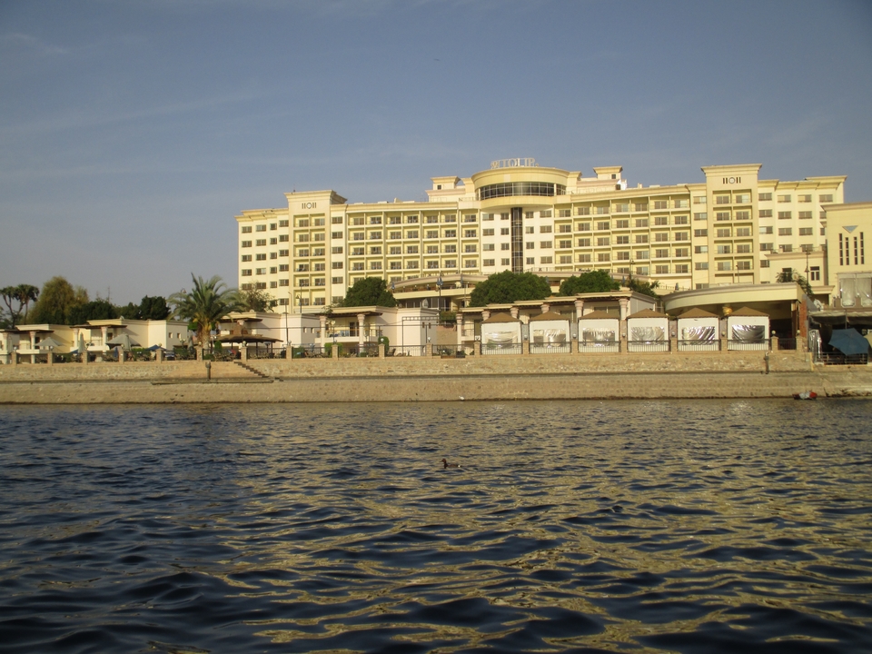 Un grand bâtiment d'hôtel au bord de l'eau.