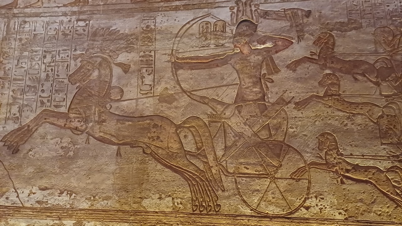 Sculptures murales de l'Égypte antique représentant une scène de char.