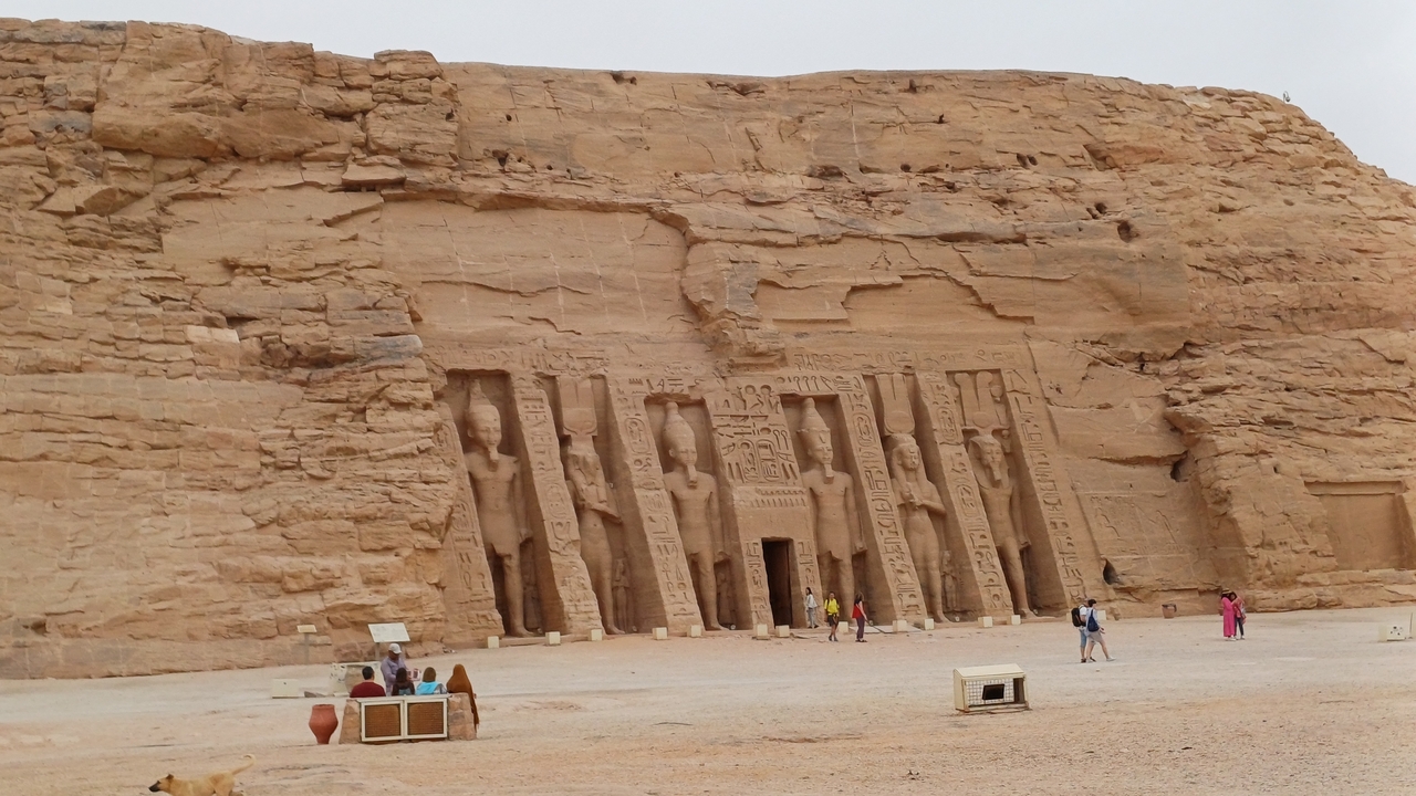 Célèbres temples rupestres d'Abou Simbel avec des gens qui se promènent autour.