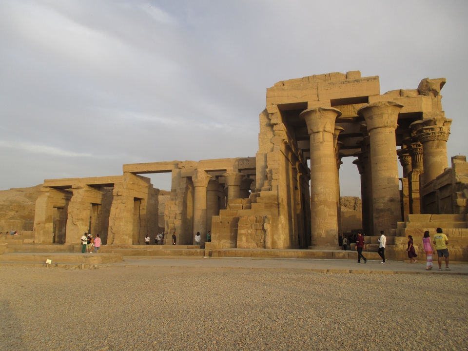 Ruines de l'Égypte antique avec des gens qui explorent.
