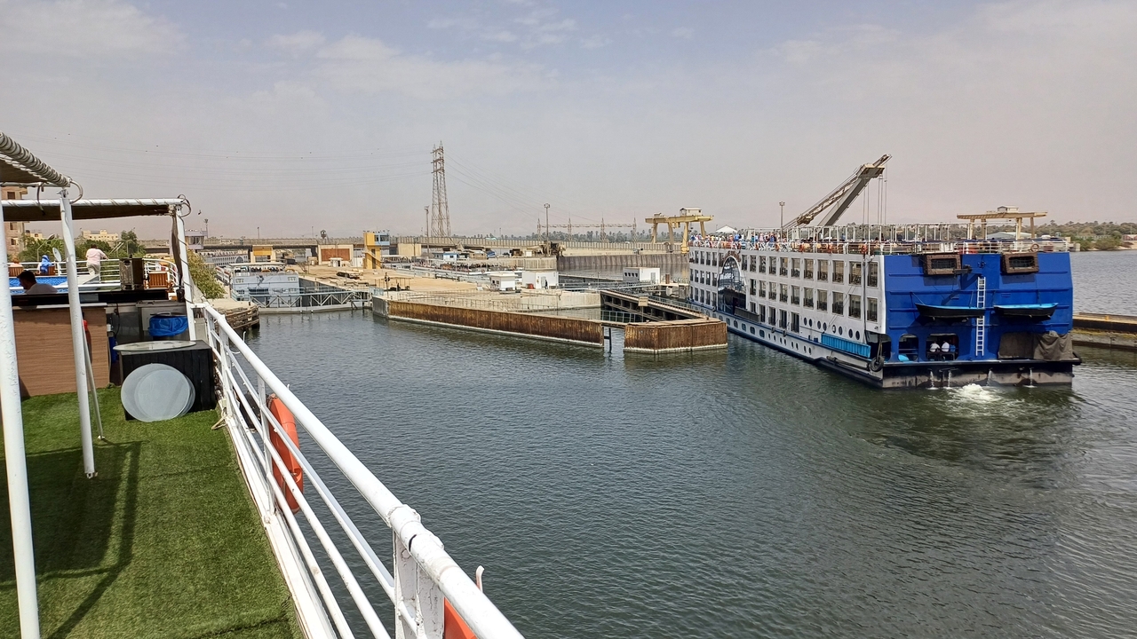 Bateau de croisière à une écluse sur le Nil en Égypte.