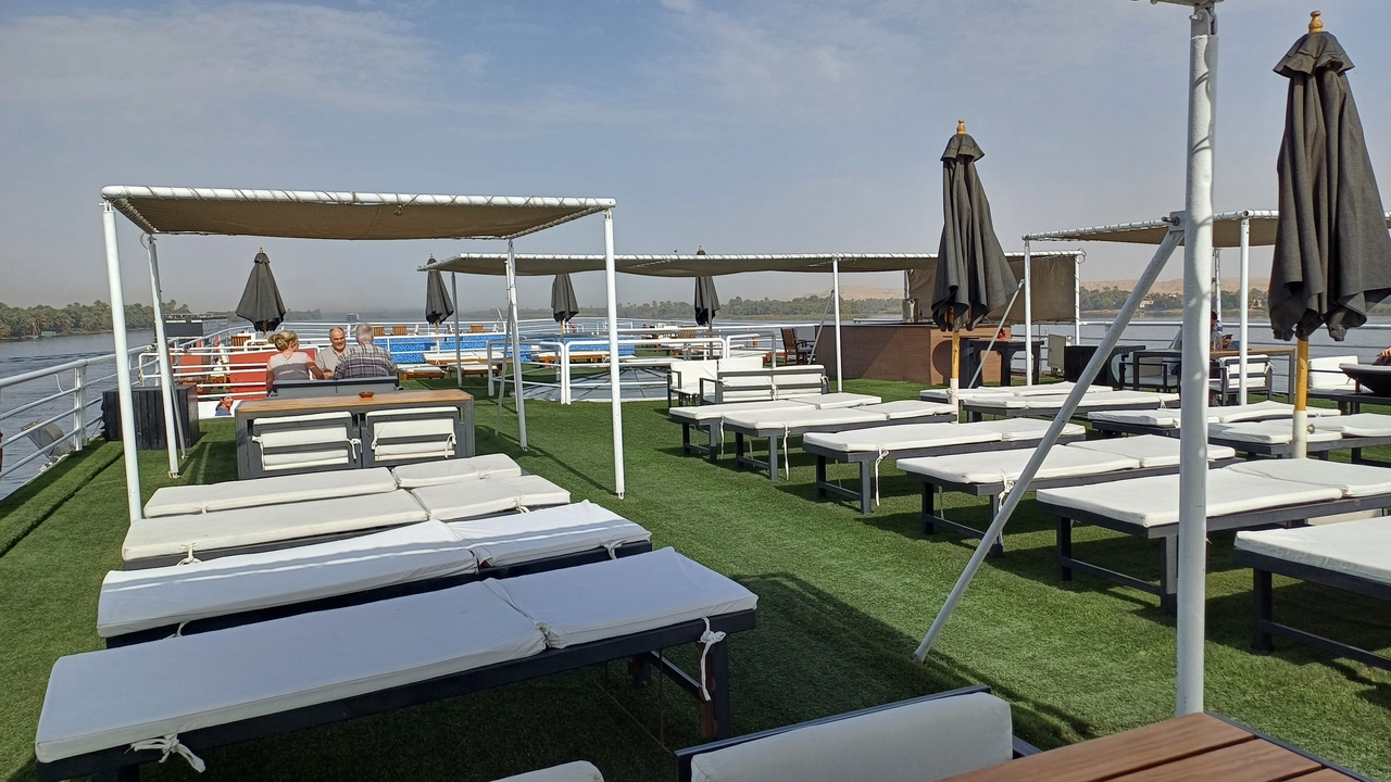 Des gens qui se détendent sur le pont soleil d'un bateau de croisière.