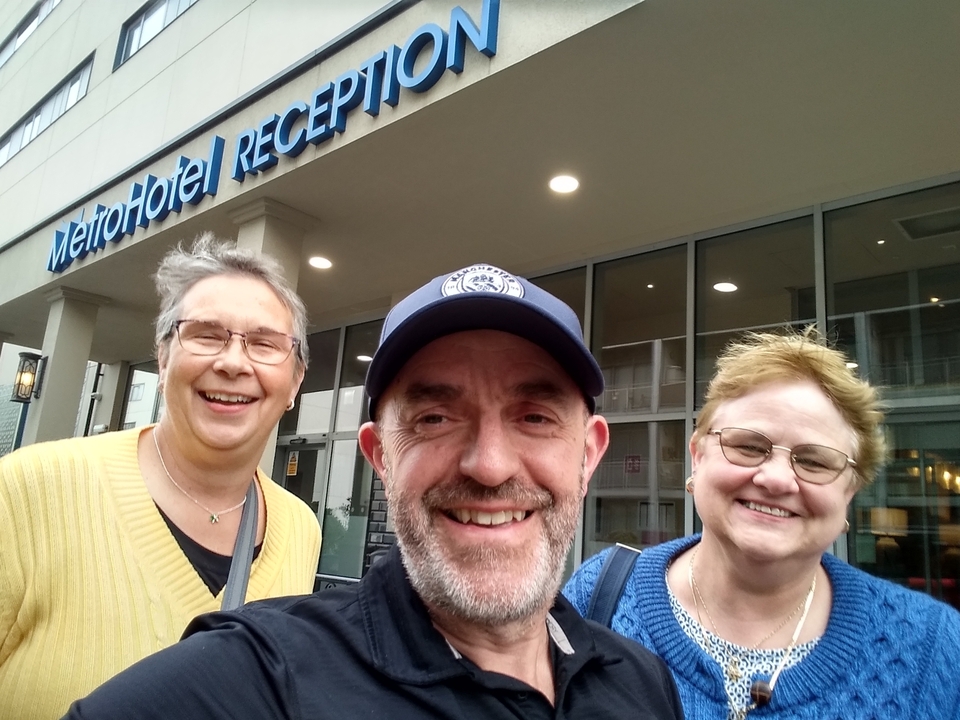 Selfie de groupe devant le MetroHotel avec la zone de réception.