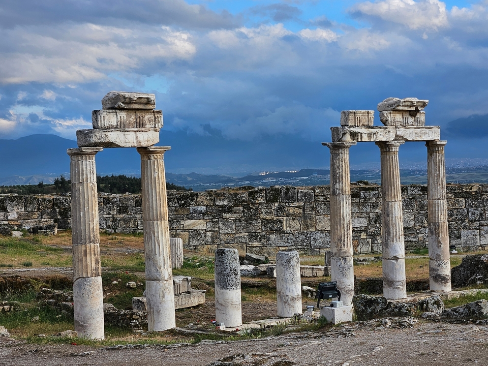 Ruines anciennes comportant des colonnes et des structures en pierre.