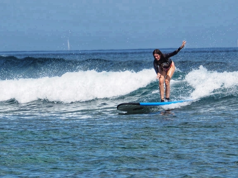 Personne surfant sur une vague dans l'océan.