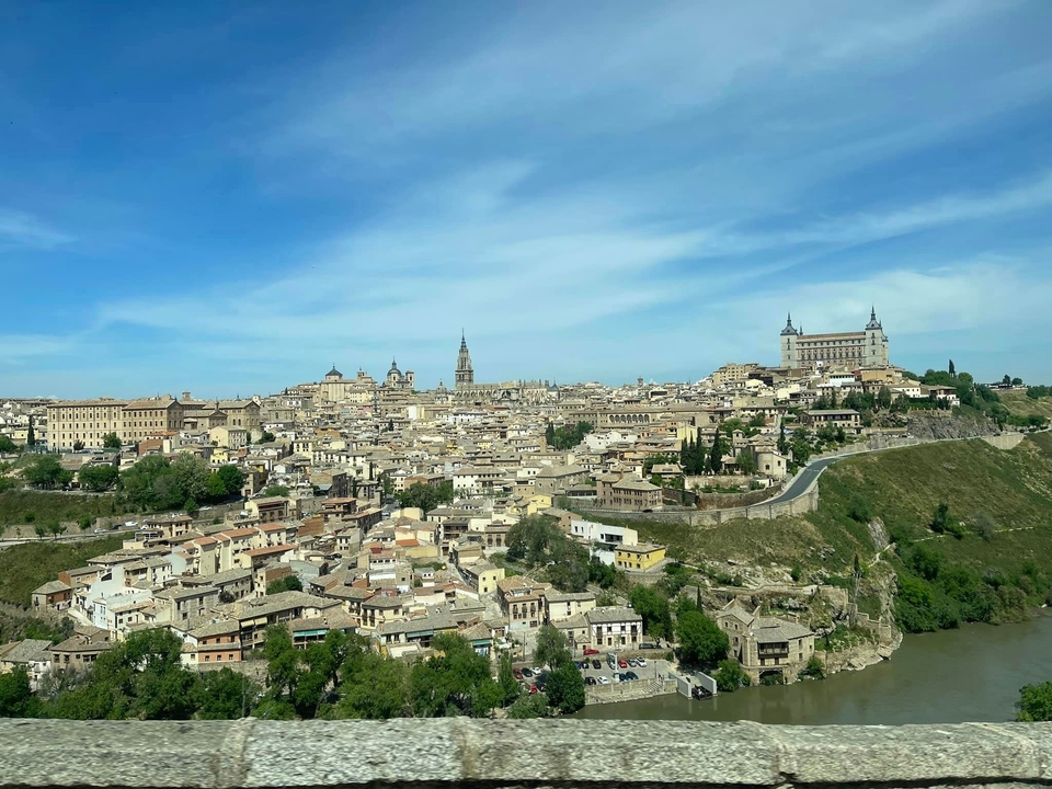 Vue panoramique d'une ville historique avec une rivière.