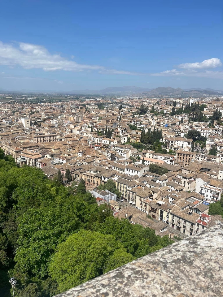 Vue aérienne d'une ville historique densément construite.