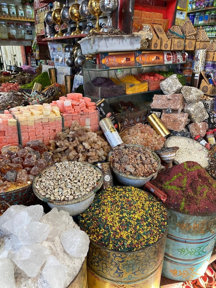 Étal de marché avec divers articles colorés à vendre.