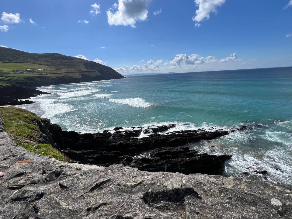 Littoral avec vagues océaniques et falaises.