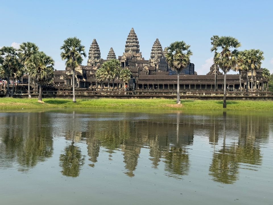 Temple d'Angkor Vat avec reflet dans l'eau.