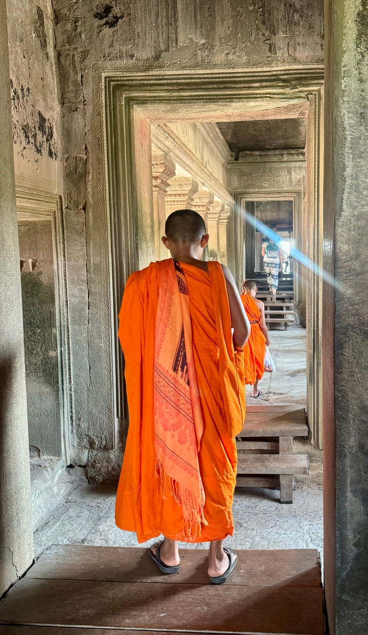 Moines marchant à l'intérieur d'un temple.