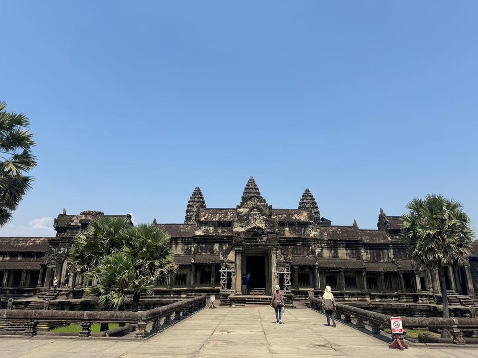 Temple d'Angkor Vat sous un ciel dégagé.