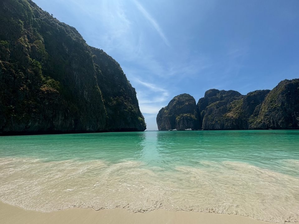 Plage immaculée avec des falaises imposantes.