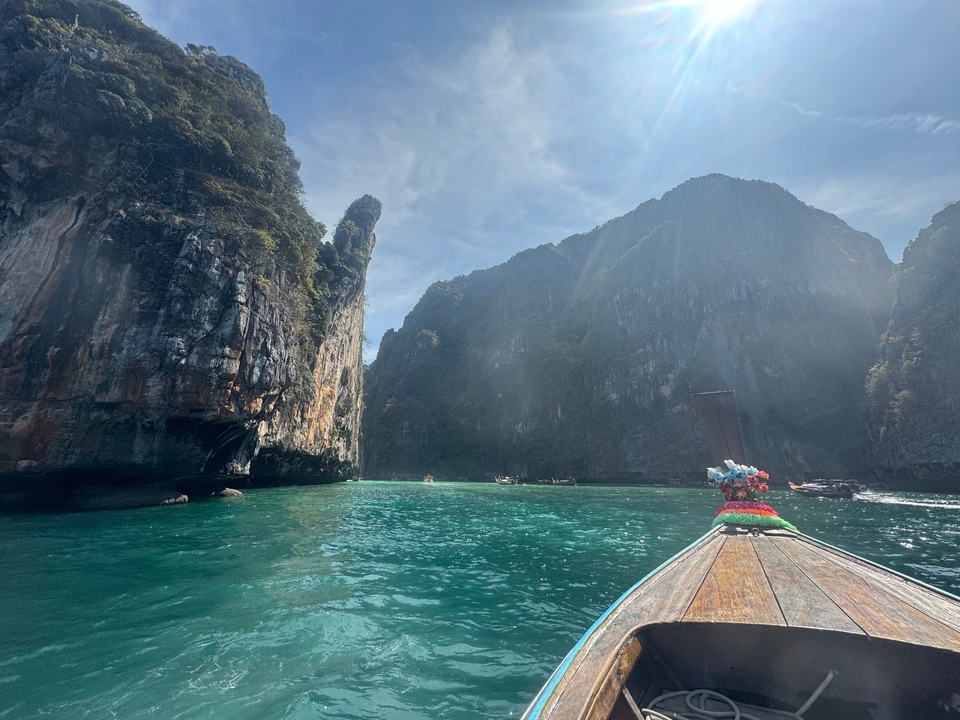 Bateau à longue queue sur une eau turquoise.