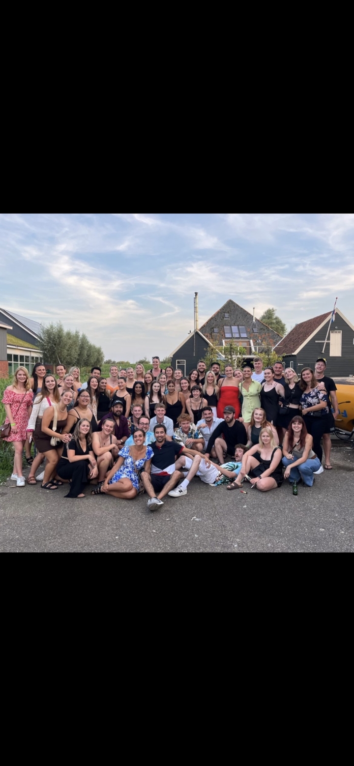 Portrait de groupe important avec un arrière-plan champêtre et pittoresque.