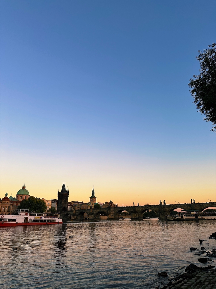 Vue du coucher de soleil sur l'horizon d'une ville avec la silhouette des bâtiments.