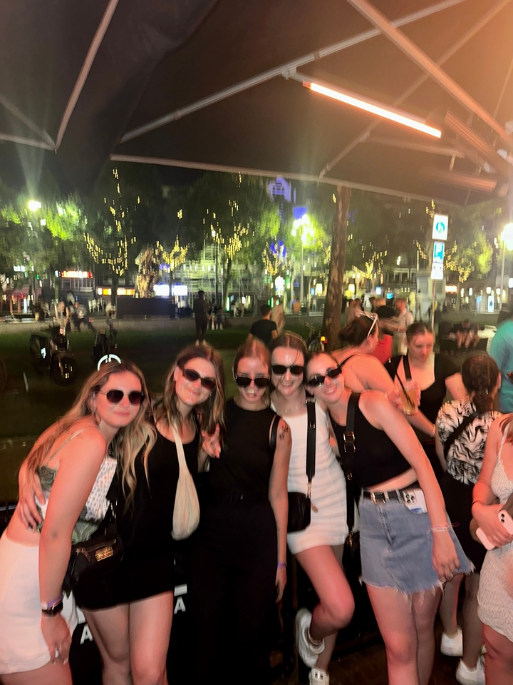 Un groupe de personnes qui posent pour une photo pendant la vie nocturne.