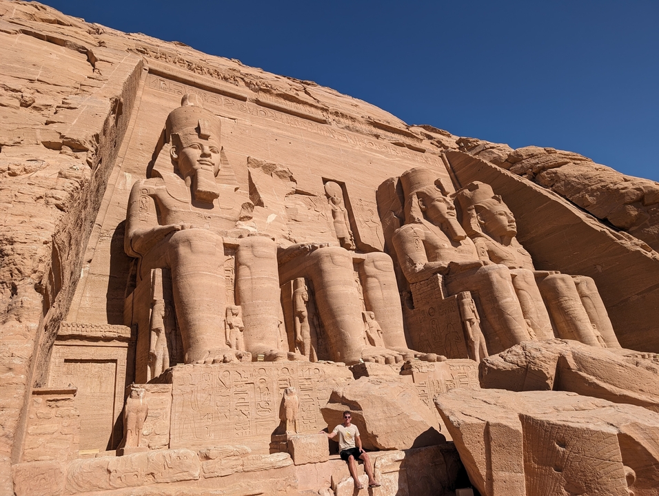 Façade de temple rupestre avec statues assises à Abou Simbel.