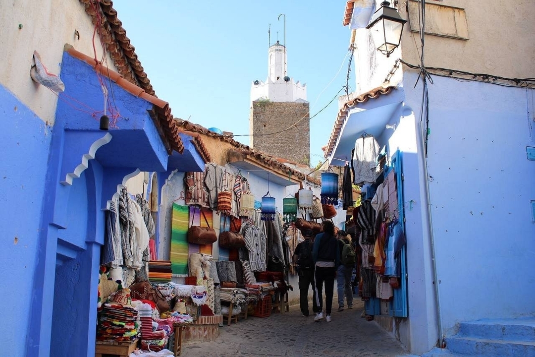 Rue du marché à Chefchaouen avec des murs bleus