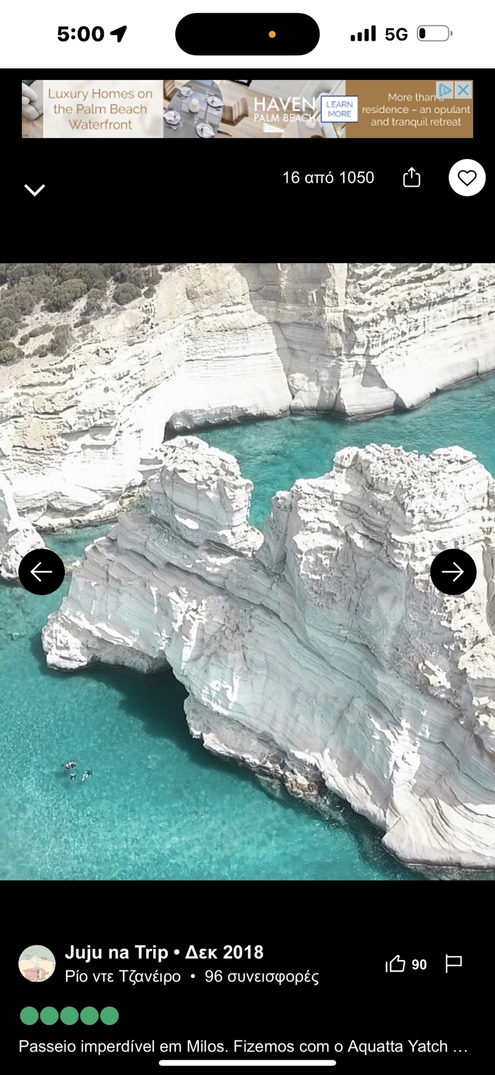 Formations rocheuses dans une eau turquoise claire.