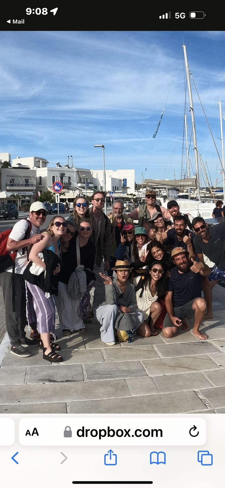 Groupe de touristes heureux posant dans une marina.