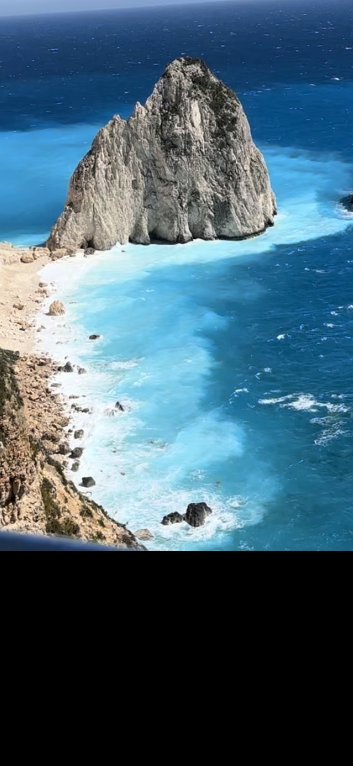 Une côte rocheuse avec des vagues qui se brisent sur le rivage.