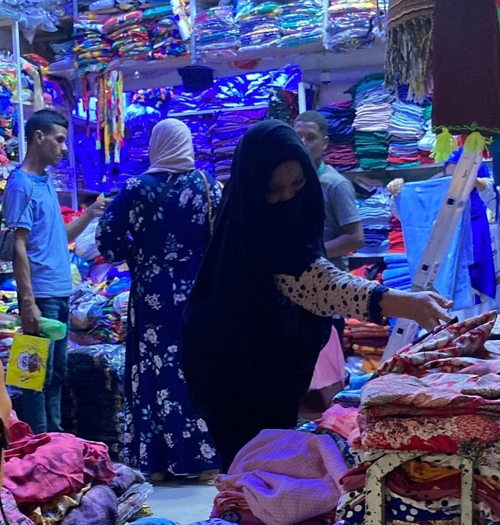 Des gens qui font leurs courses dans un marché coloré.