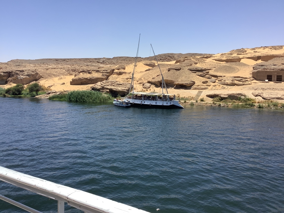 Bateau amarré près d'une berge rocheuse.