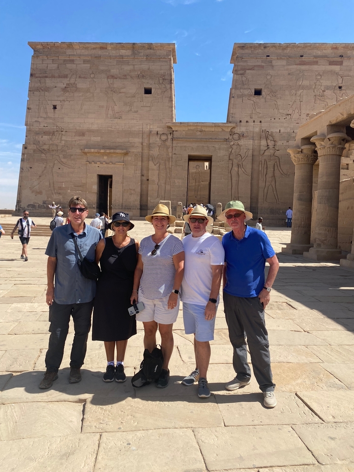 Groupe posant devant un temple égyptien.
