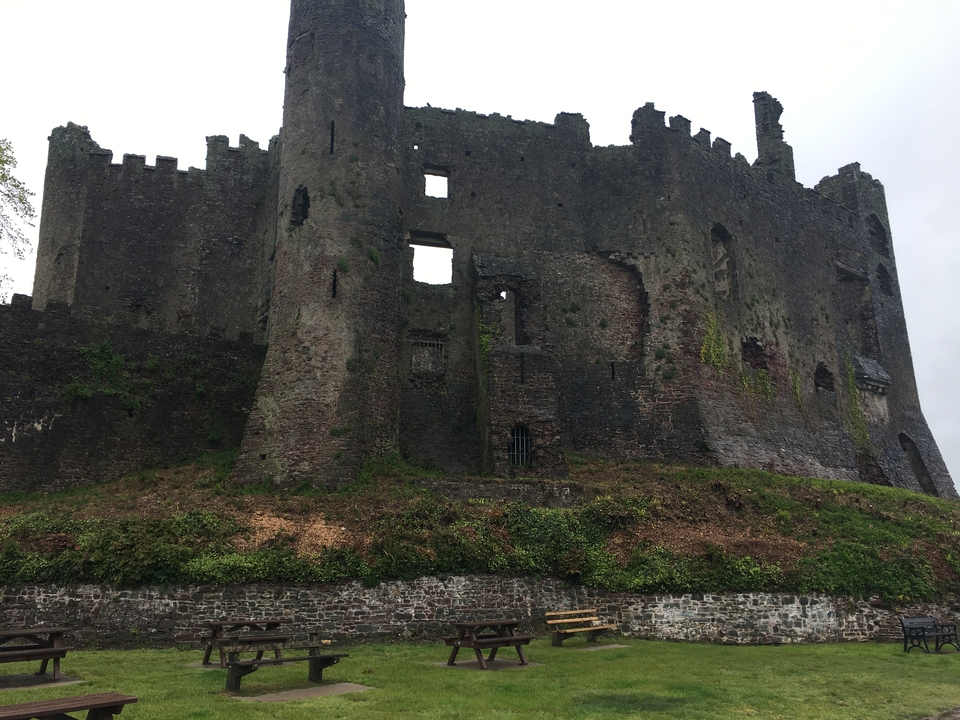 Vieux mur de château en pierre avec des détails architecturaux visibles.