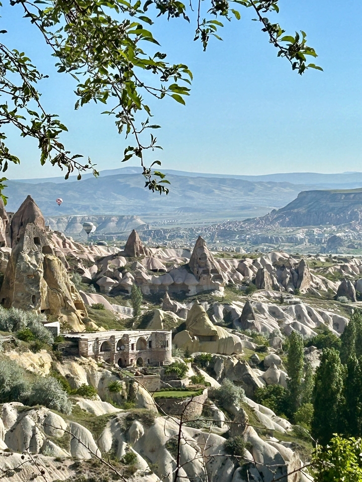 Une vue panoramique des cheminées de fées et des formations rocheuses en Cappadoce.