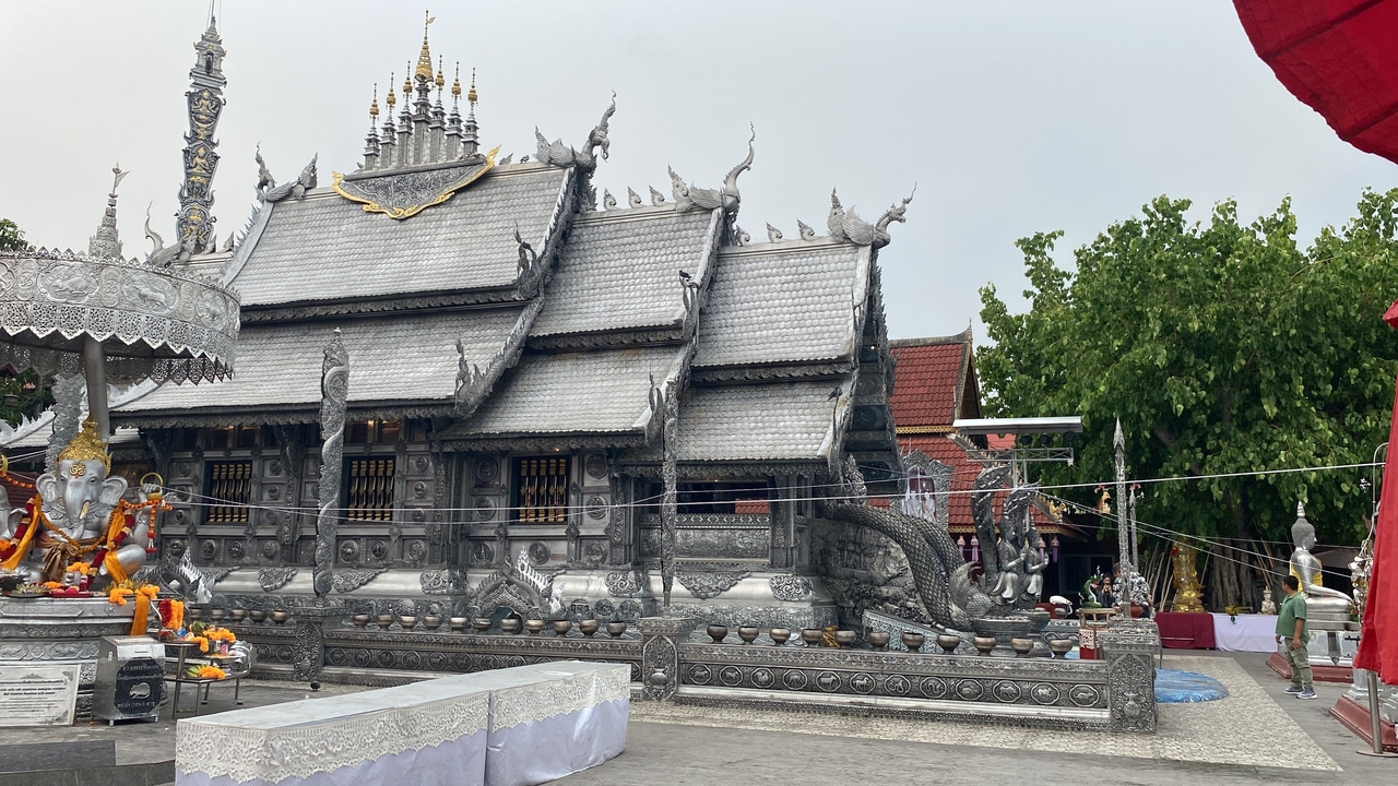 Structure de temple argentée avec des détails complexes.