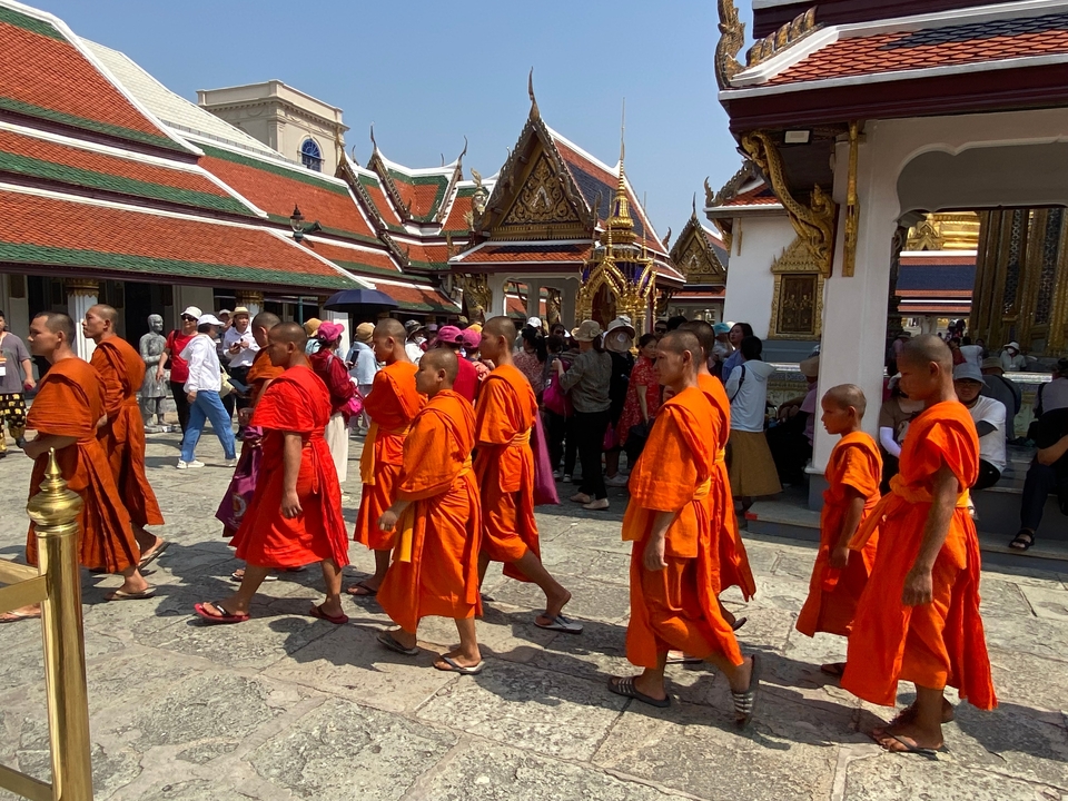 Moines bouddhistes marchant dans la cour d'un temple.