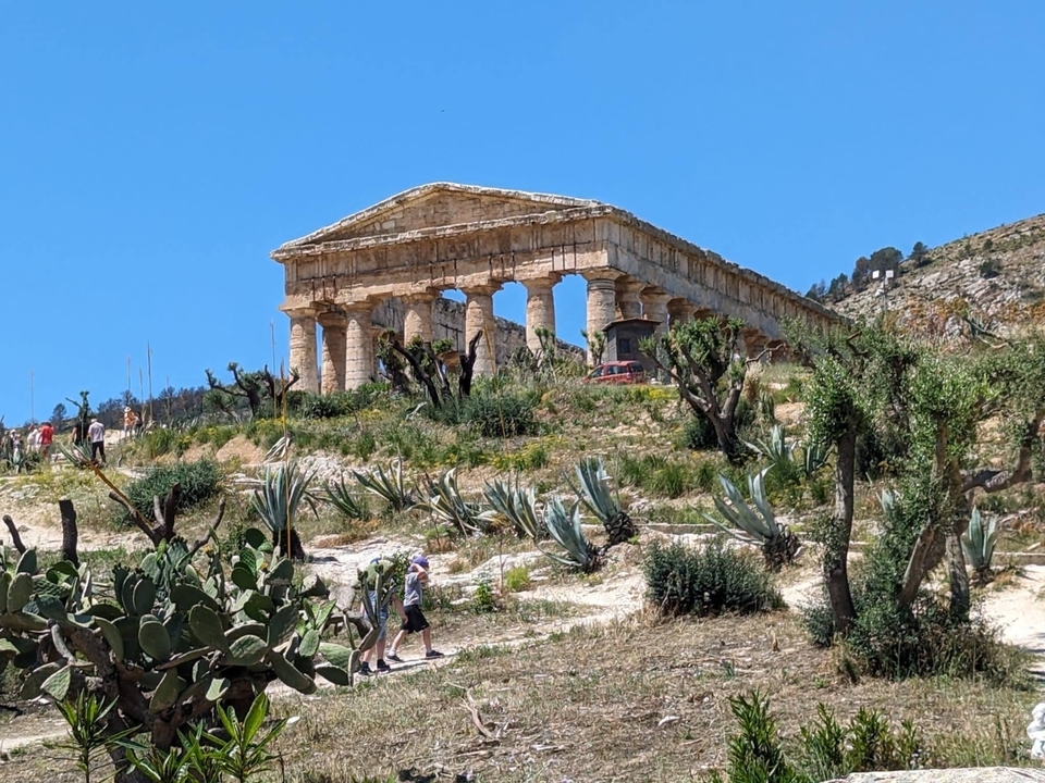 Ruines de temple sur une colline à Ségeste.