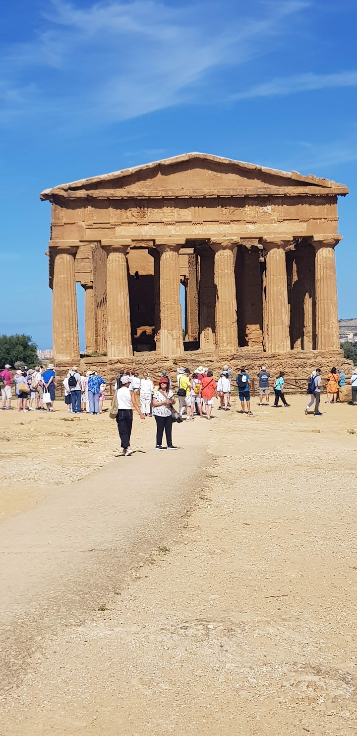 Des touristes explorant les ruines antiques d'Agrigente.