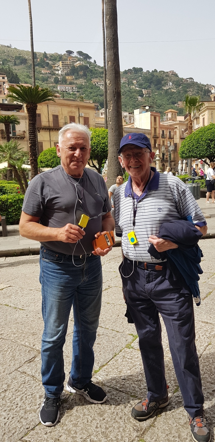 Deux hommes posant avec du matériel de visite guidée.