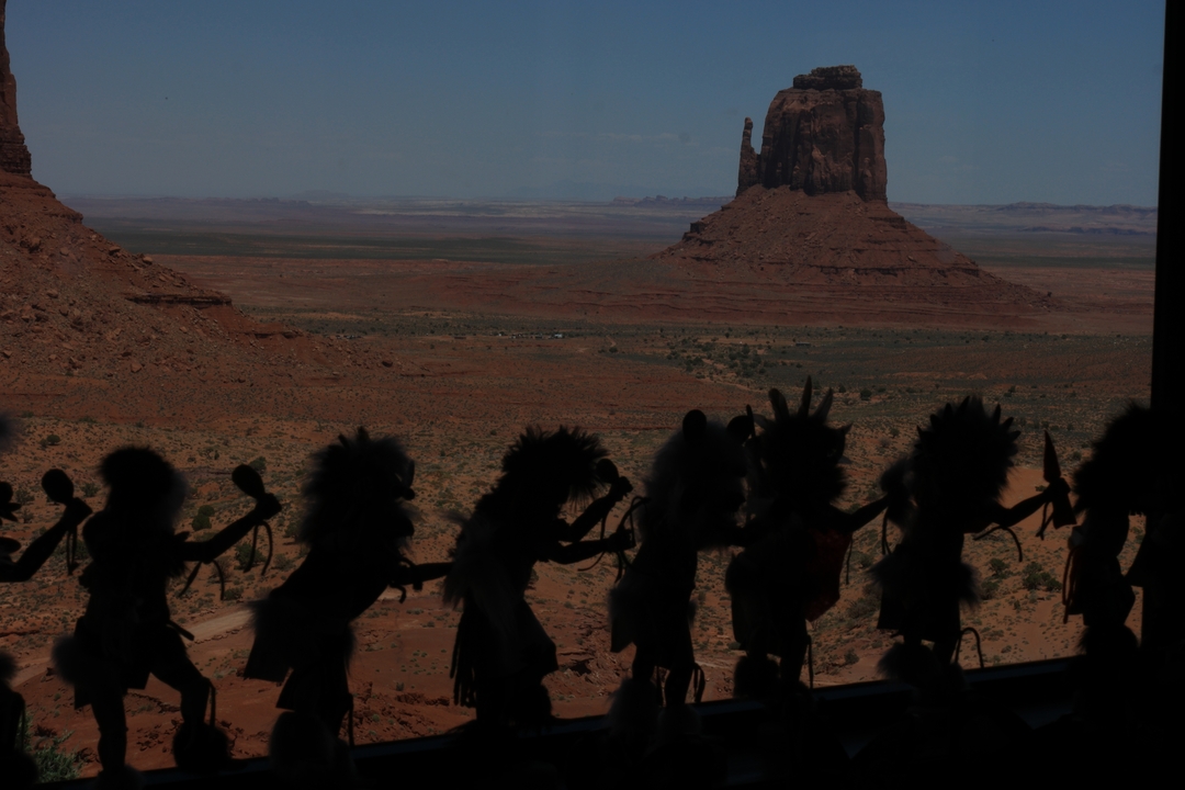 Silhouette de personnages près d'un paysage rocheux dans le désert.
