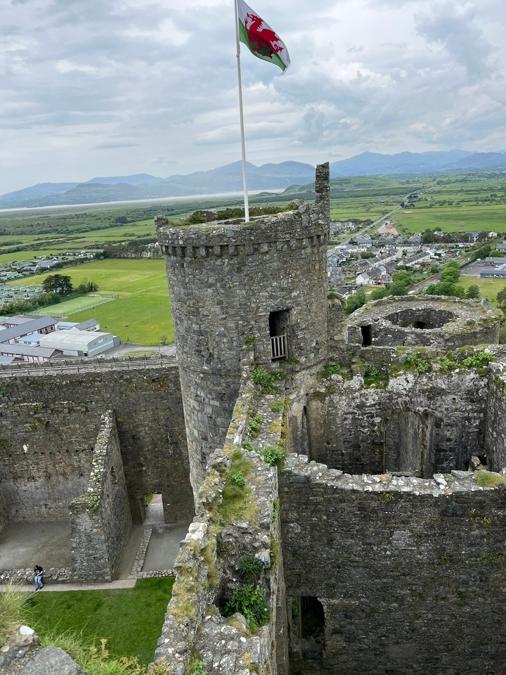 Vue aérienne d'un ancien château de pierre avec le paysage environnant.