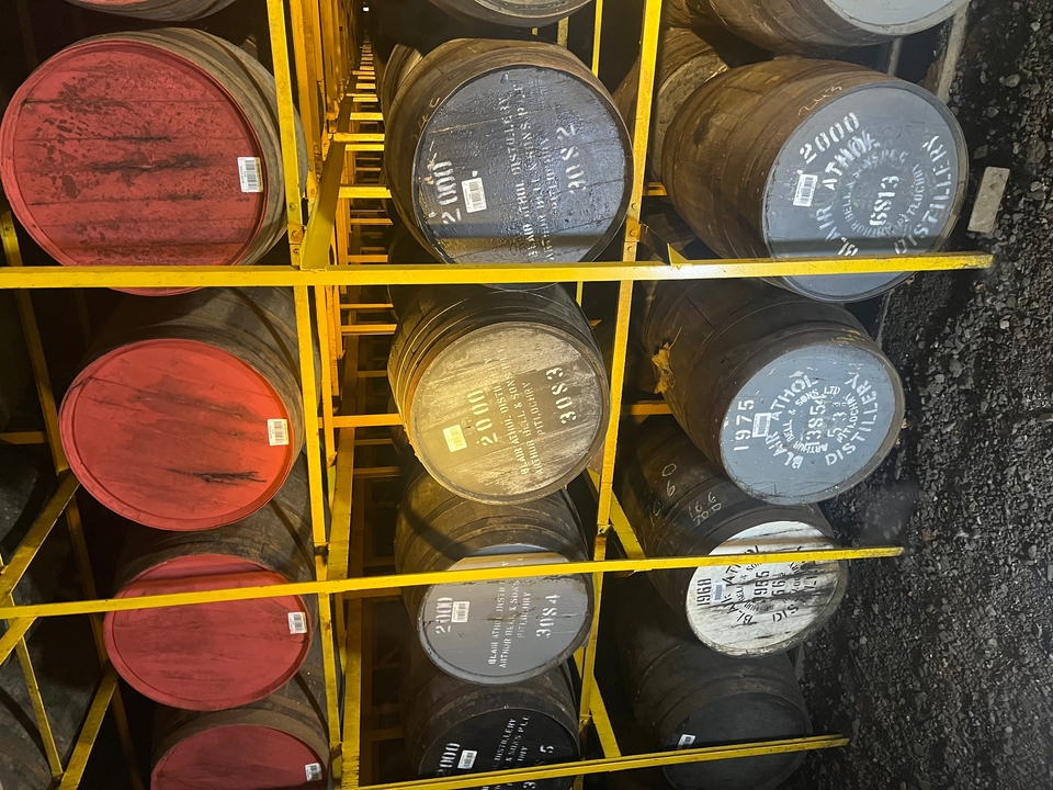 Des barils empilés dans un entrepôt.