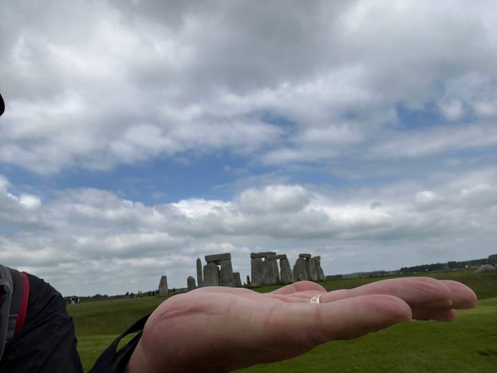 Partie de Stonehenge visible dans un cadre de prairie.