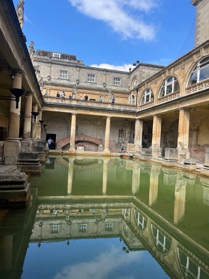 Thermes romains avec un bassin d'eau et des colonnes.