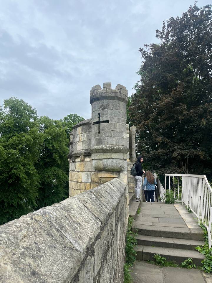 Structure de tour avec des personnes qui montent les marches.