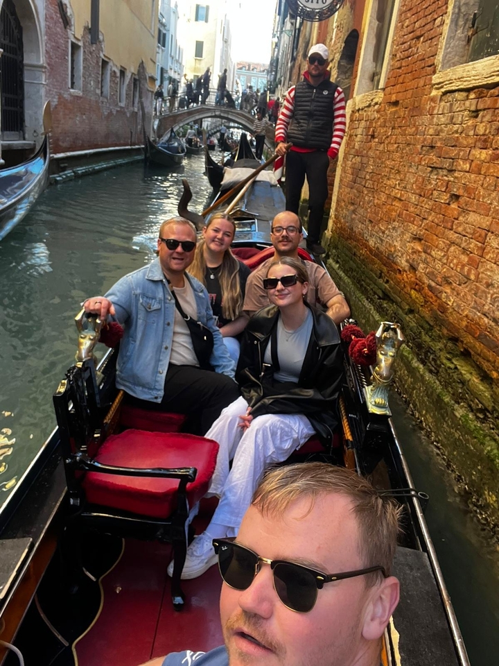 Des gens dans une gondole sur un canal.