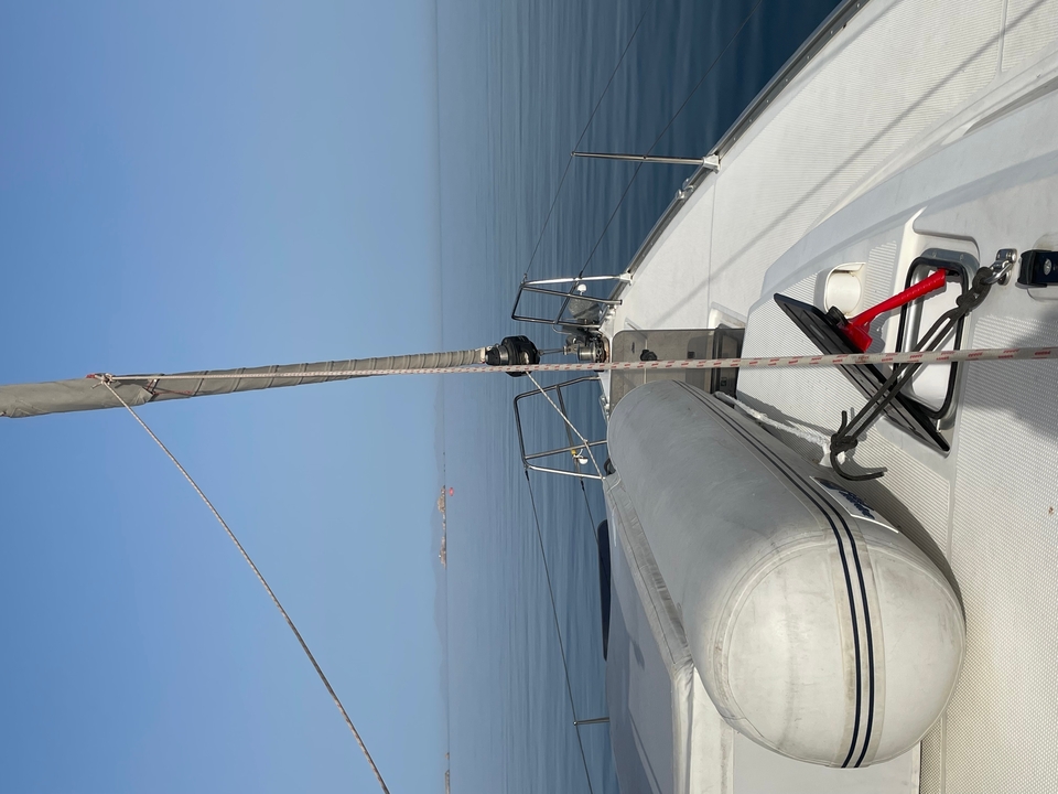 Voilier avec vue sur mer calme.