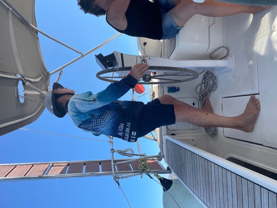 Personne qui gouverne un voilier.