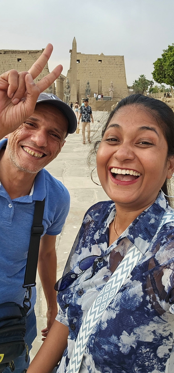 Des gens souriants qui prennent un selfie