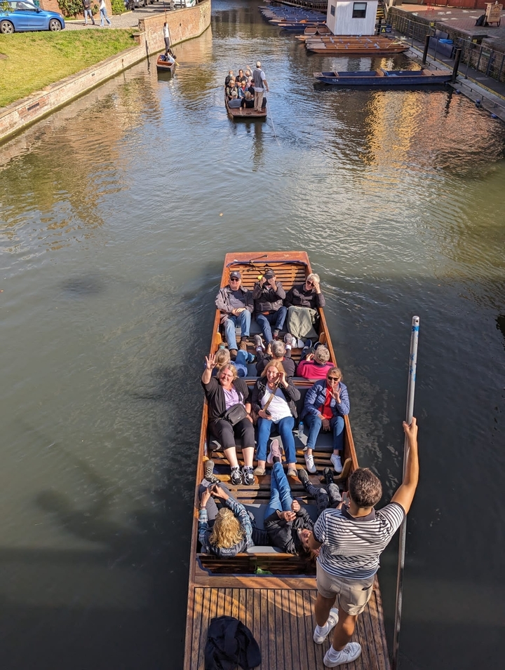 Gens profitant d'une promenade en bateau sur la rivière