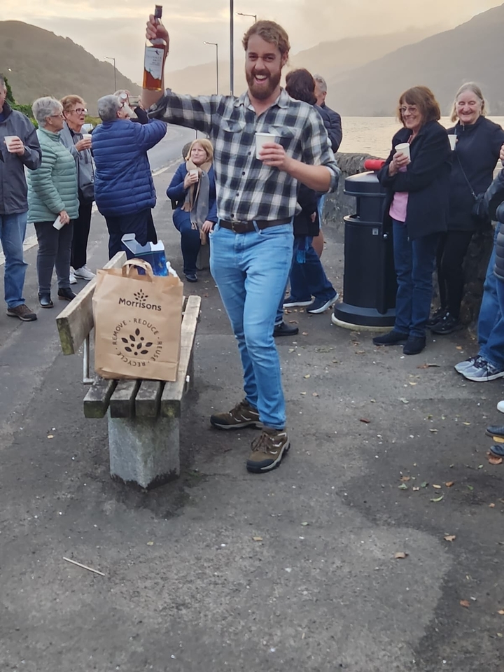 Gros plan d'une personne tenant un sac de courses