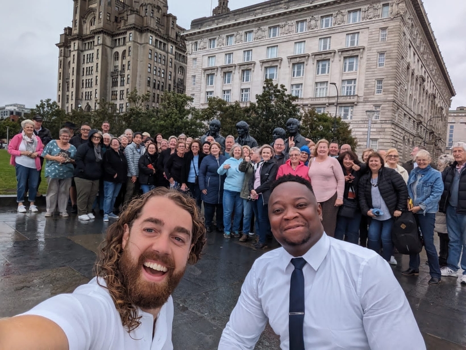 Photo de groupe devant des bâtiments emblématiques de Liverpool