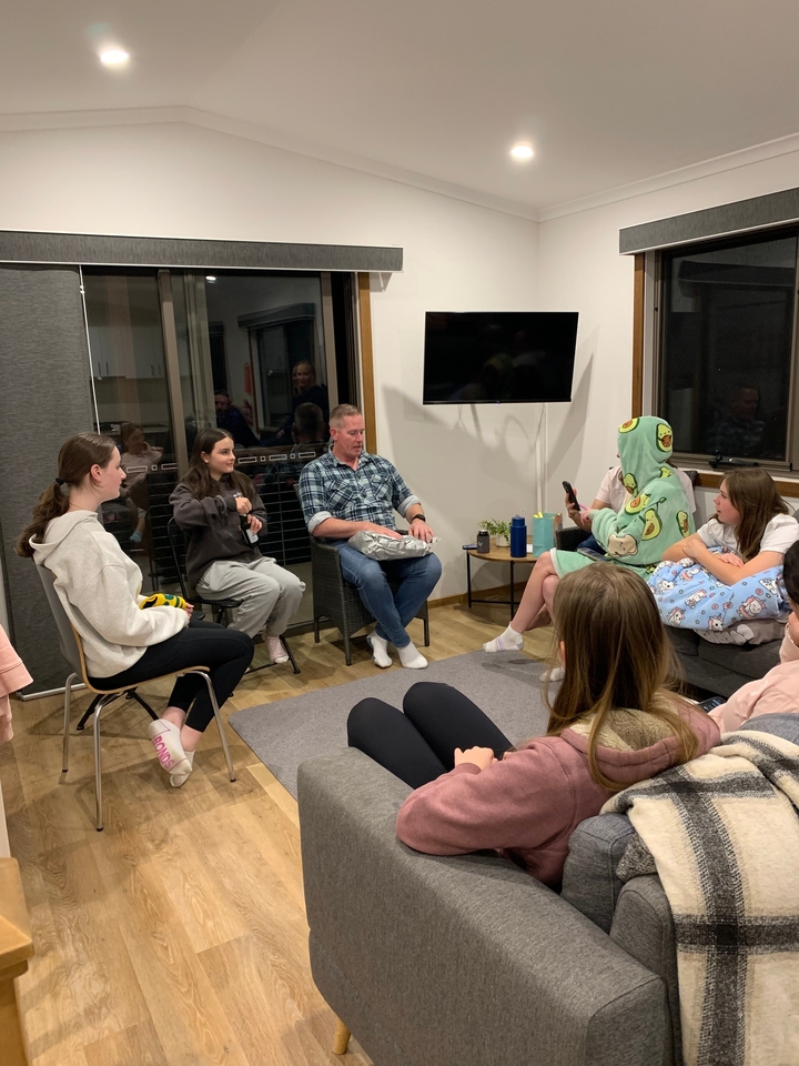 Réunion de famille à l'intérieur avec conversations et rires